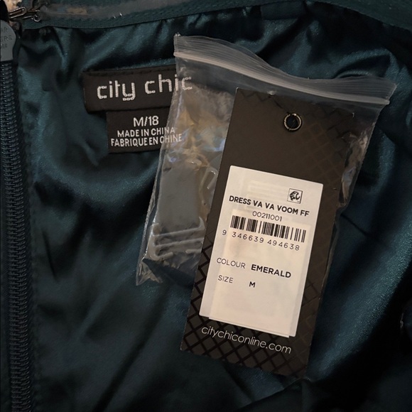 City Chic Va Va Voom Dress in Emerald SZ City Chic Medium/US 18 NWT - Picture 4 of 6